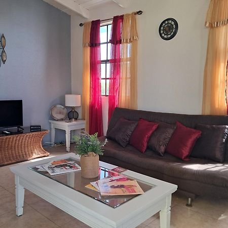 Michand Guest Apartments- Cozy One Or Two Bedroom- 5 Walk Minutes From Airport 10 Mins Drive To Oistins Or Beach كرايست تشيرش المظهر الخارجي الصورة