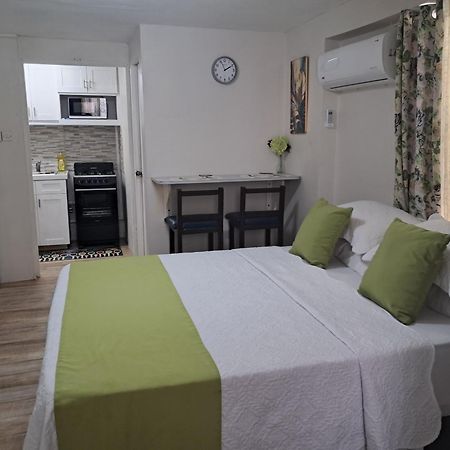Michand Guest Apartments- Cozy One Or Two Bedroom- 5 Walk Minutes From Airport 10 Mins Drive To Oistins Or Beach كرايست تشيرش المظهر الخارجي الصورة