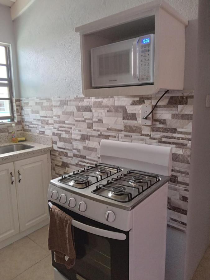 Michand Guest Apartments- Cozy One Or Two Bedroom- 5 Walk Minutes From Airport 10 Mins Drive To Oistins Or Beach كرايست تشيرش المظهر الخارجي الصورة