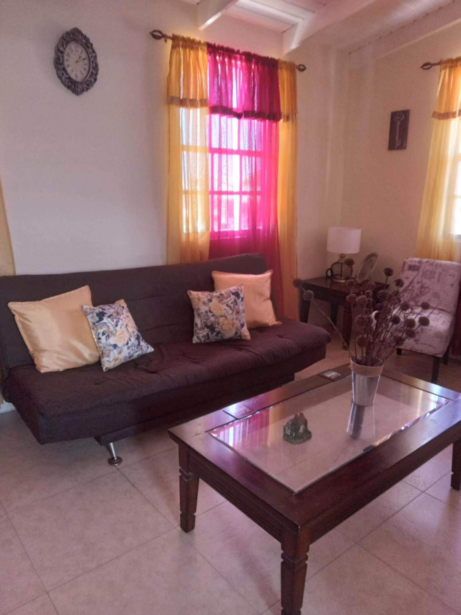 Michand Guest Apartments- Cozy One Or Two Bedroom- 5 Walk Minutes From Airport 10 Mins Drive To Oistins Or Beach كرايست تشيرش المظهر الخارجي الصورة