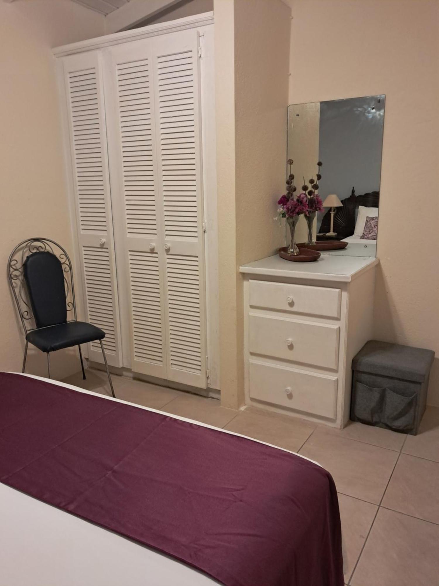 Michand Guest Apartments- Cozy One Or Two Bedroom- 5 Walk Minutes From Airport 10 Mins Drive To Oistins Or Beach كرايست تشيرش المظهر الخارجي الصورة