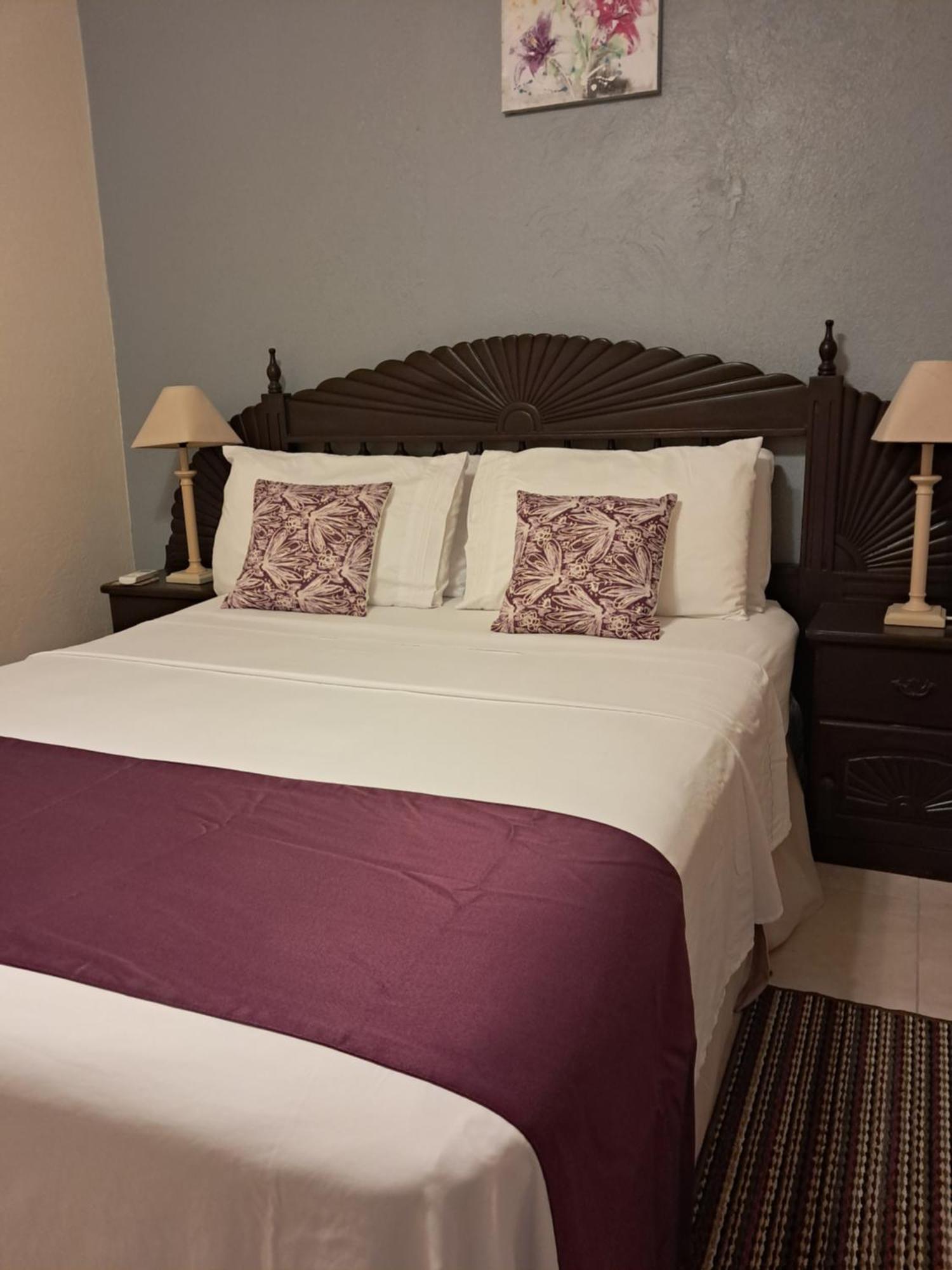 Michand Guest Apartments- Cozy One Or Two Bedroom- 5 Walk Minutes From Airport 10 Mins Drive To Oistins Or Beach كرايست تشيرش المظهر الخارجي الصورة