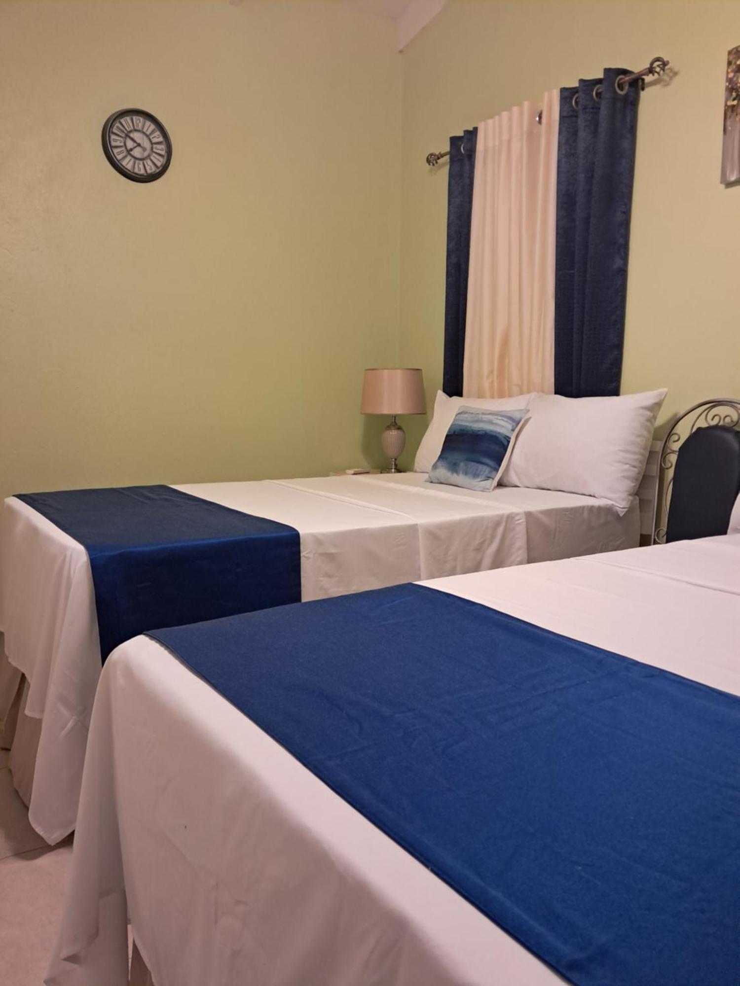Michand Guest Apartments- Cozy One Or Two Bedroom- 5 Walk Minutes From Airport 10 Mins Drive To Oistins Or Beach كرايست تشيرش المظهر الخارجي الصورة