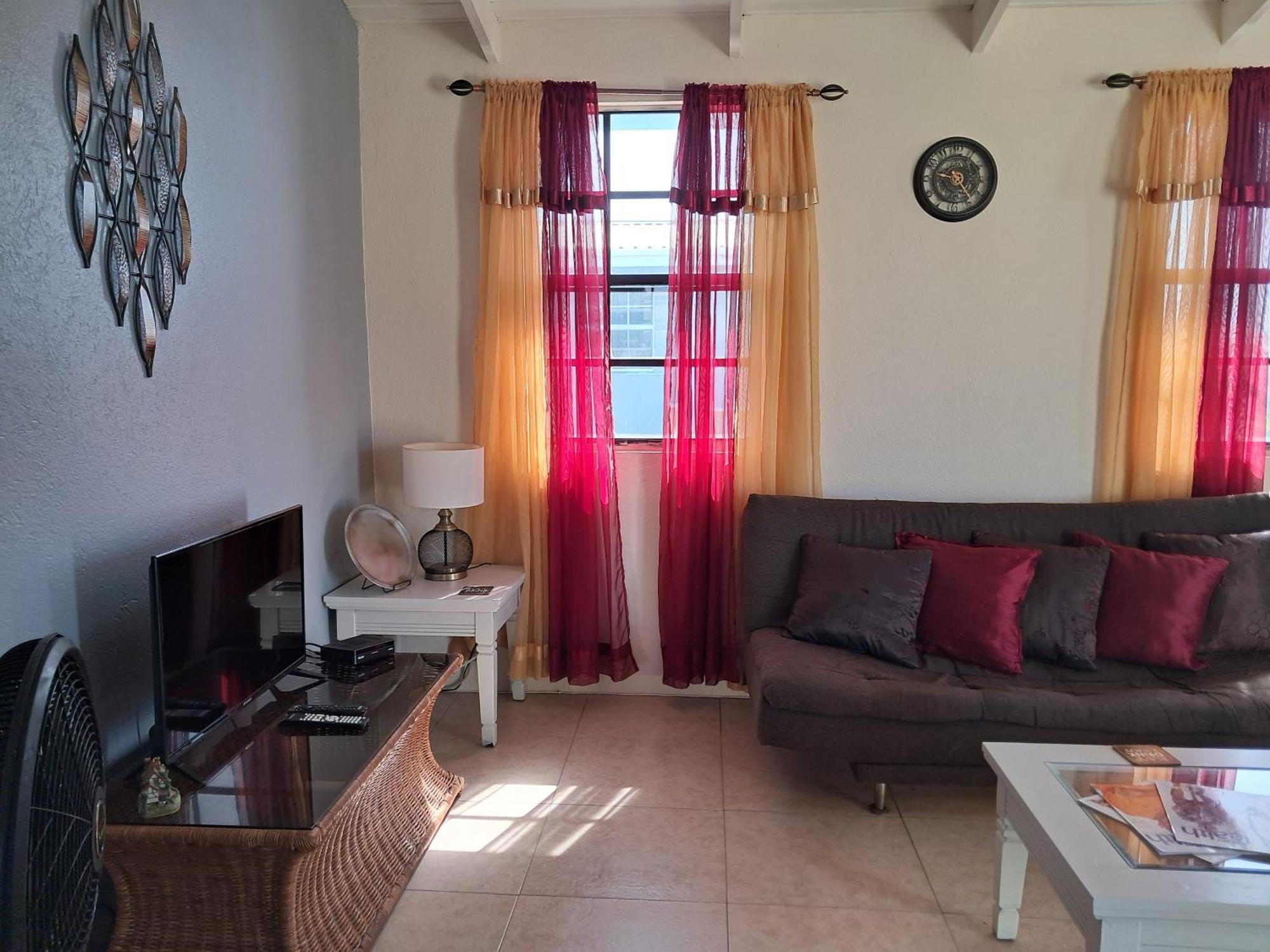 Michand Guest Apartments- Cozy One Or Two Bedroom- 5 Walk Minutes From Airport 10 Mins Drive To Oistins Or Beach كرايست تشيرش المظهر الخارجي الصورة