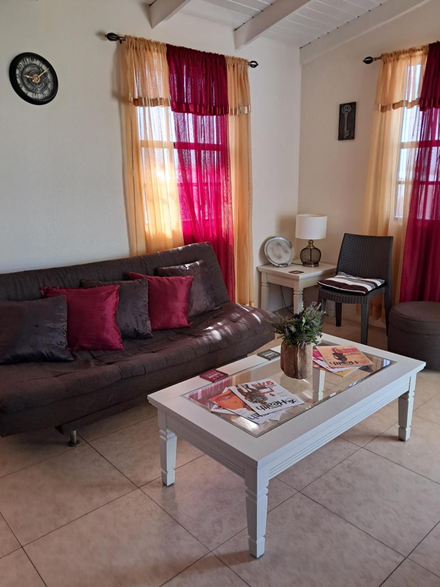 Michand Guest Apartments- Cozy One Or Two Bedroom- 5 Walk Minutes From Airport 10 Mins Drive To Oistins Or Beach كرايست تشيرش المظهر الخارجي الصورة