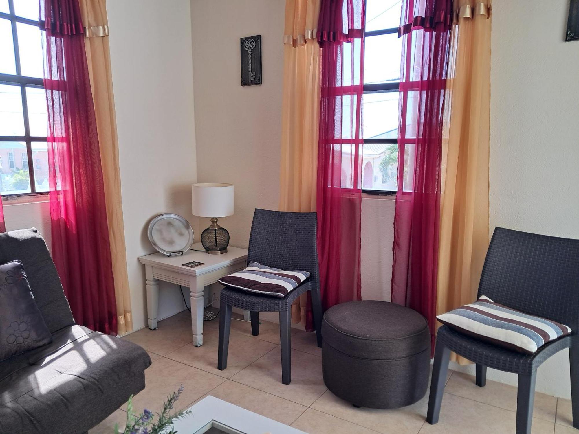 Michand Guest Apartments- Cozy One Or Two Bedroom- 5 Walk Minutes From Airport 10 Mins Drive To Oistins Or Beach كرايست تشيرش المظهر الخارجي الصورة