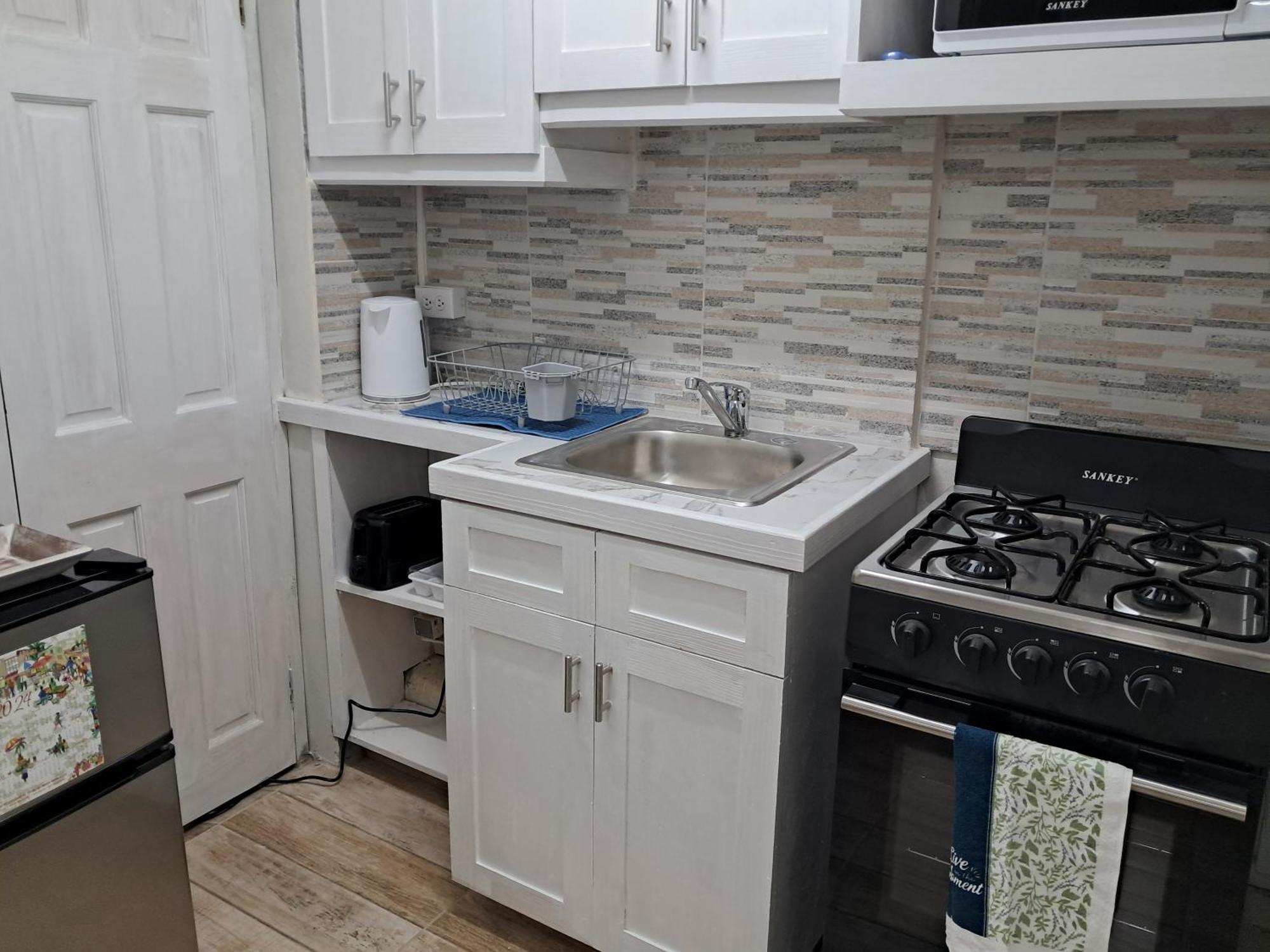 Michand Guest Apartments- Cozy One Or Two Bedroom- 5 Walk Minutes From Airport 10 Mins Drive To Oistins Or Beach كرايست تشيرش المظهر الخارجي الصورة