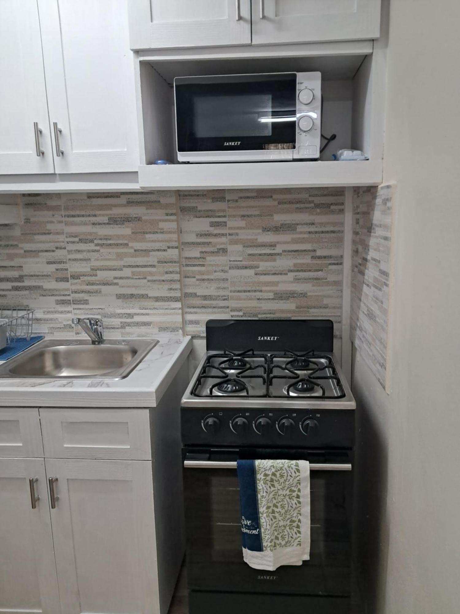 Michand Guest Apartments- Cozy One Or Two Bedroom- 5 Walk Minutes From Airport 10 Mins Drive To Oistins Or Beach كرايست تشيرش المظهر الخارجي الصورة