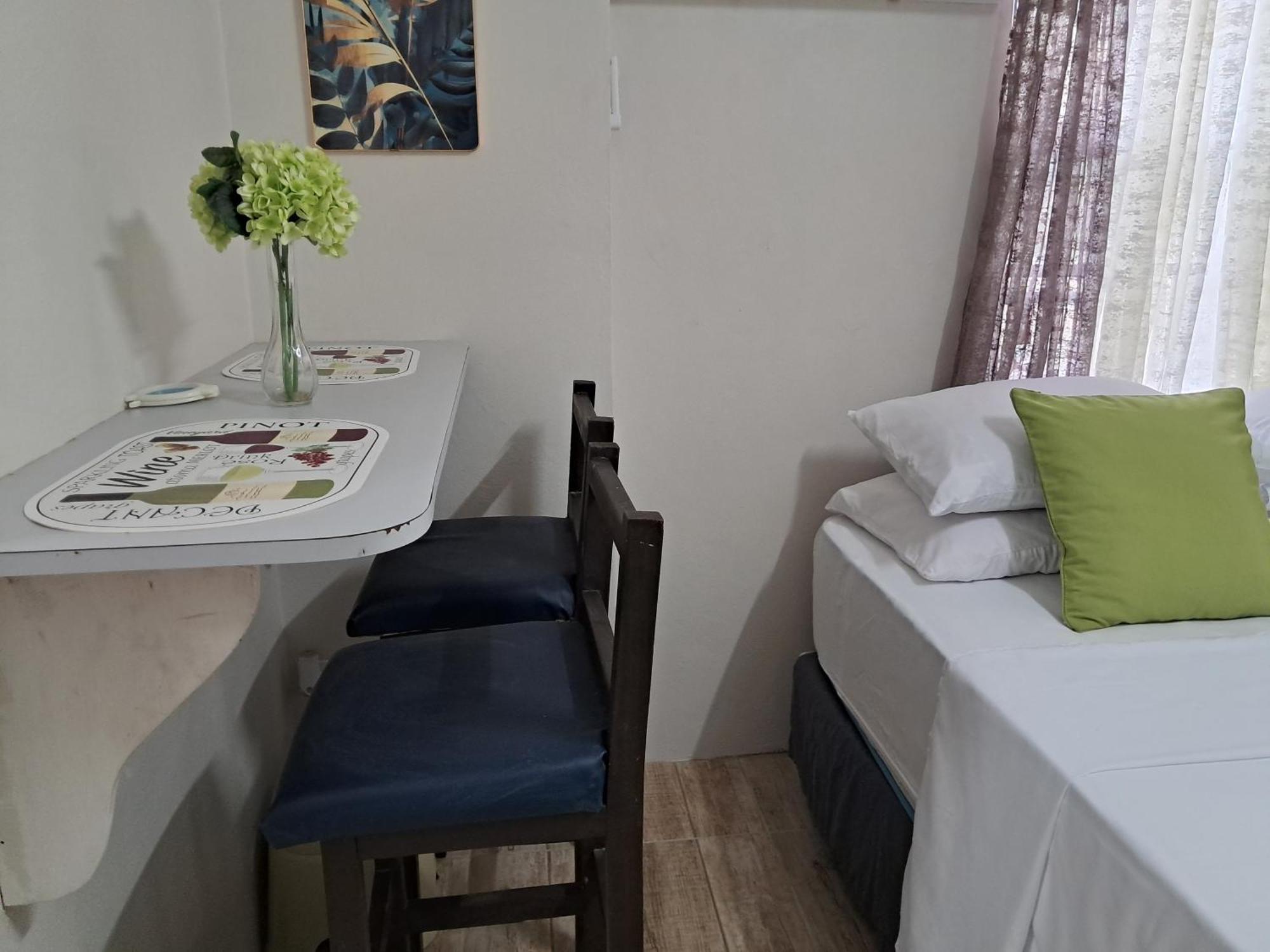 Michand Guest Apartments- Cozy One Or Two Bedroom- 5 Walk Minutes From Airport 10 Mins Drive To Oistins Or Beach كرايست تشيرش المظهر الخارجي الصورة