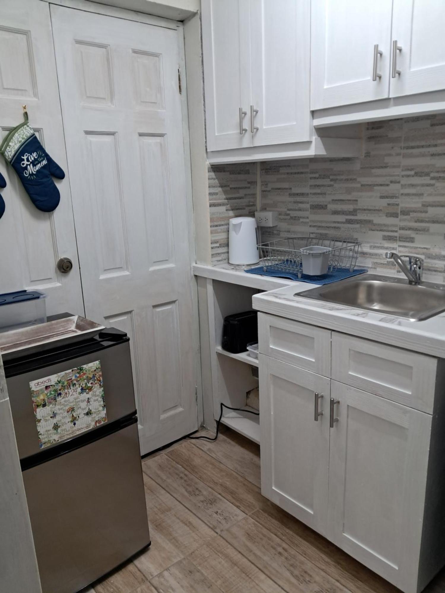Michand Guest Apartments- Cozy One Or Two Bedroom- 5 Walk Minutes From Airport 10 Mins Drive To Oistins Or Beach كرايست تشيرش المظهر الخارجي الصورة