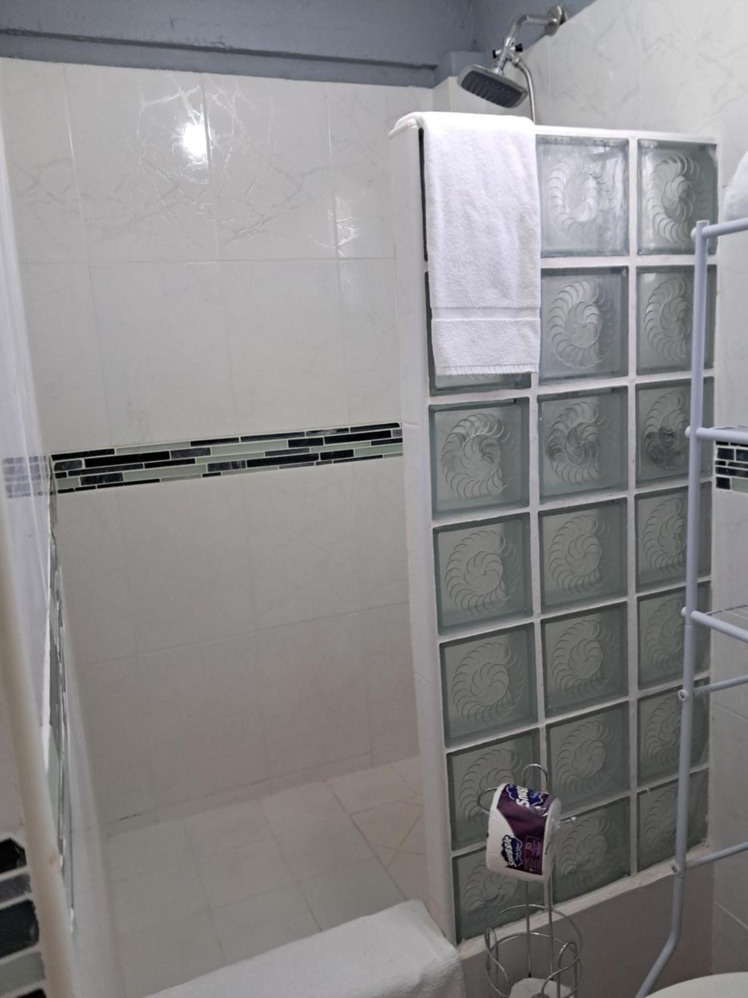 Michand Guest Apartments- Cozy One Or Two Bedroom- 5 Walk Minutes From Airport 10 Mins Drive To Oistins Or Beach كرايست تشيرش المظهر الخارجي الصورة