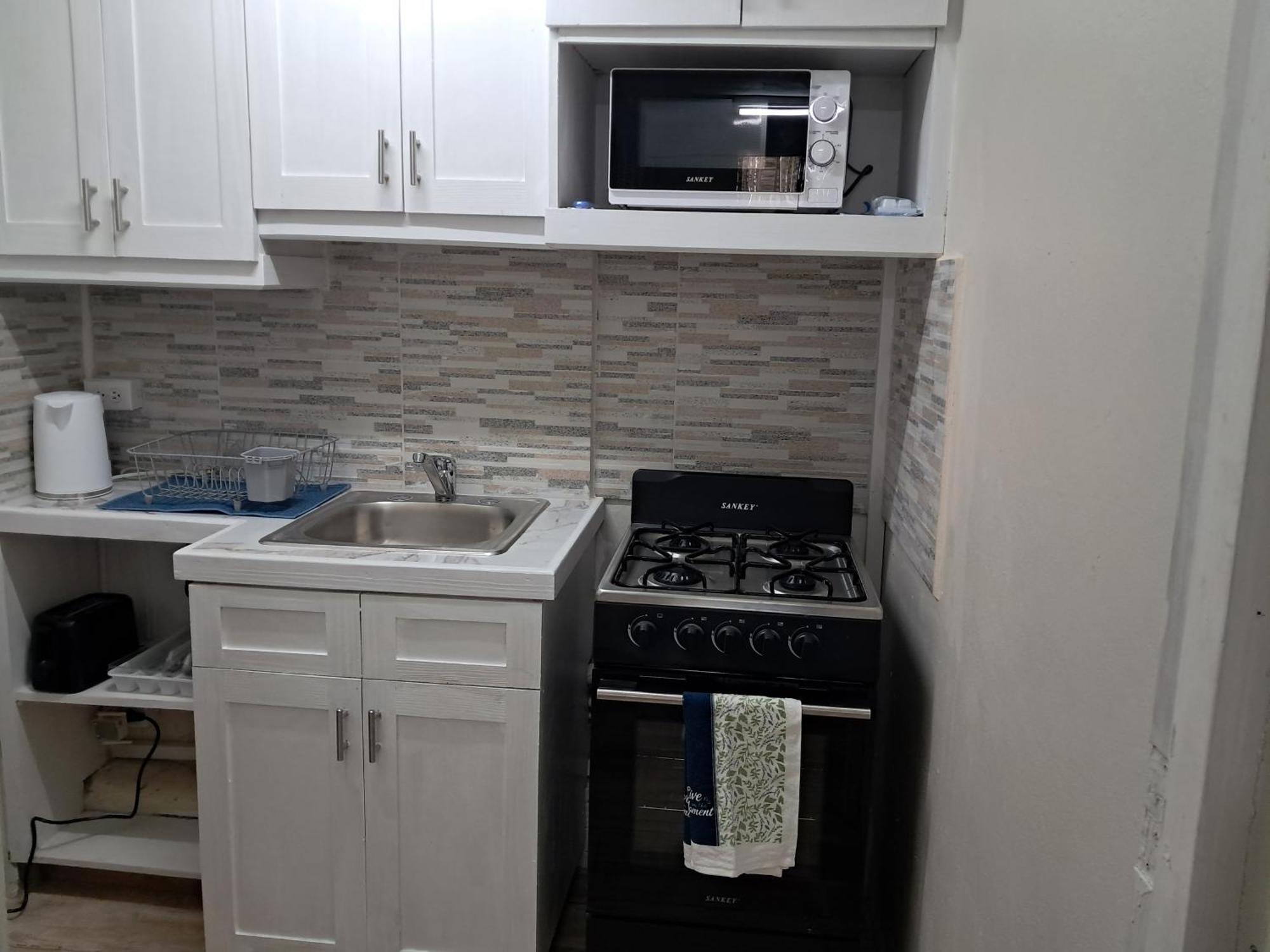 Michand Guest Apartments- Cozy One Or Two Bedroom- 5 Walk Minutes From Airport 10 Mins Drive To Oistins Or Beach كرايست تشيرش المظهر الخارجي الصورة