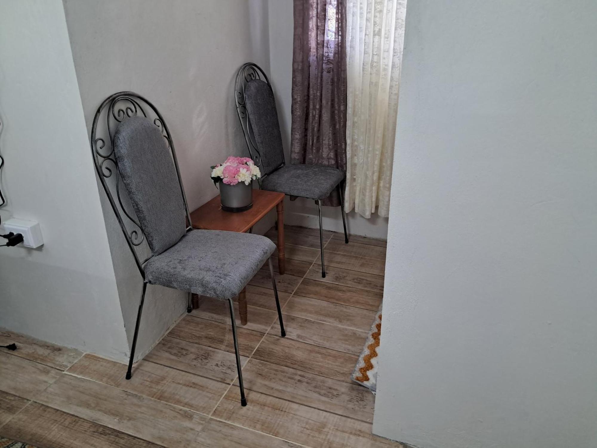 Michand Guest Apartments- Cozy One Or Two Bedroom- 5 Walk Minutes From Airport 10 Mins Drive To Oistins Or Beach كرايست تشيرش المظهر الخارجي الصورة