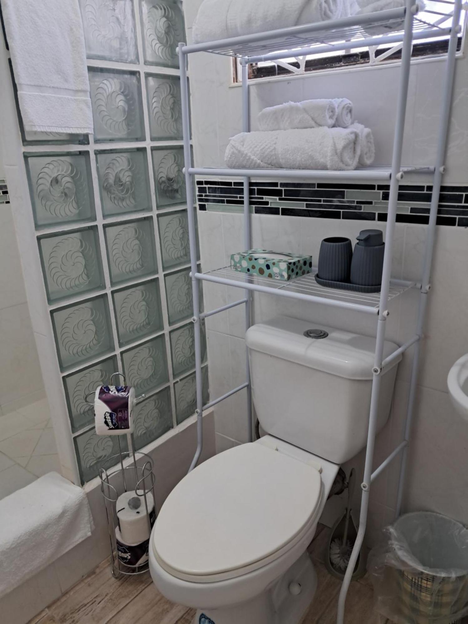 Michand Guest Apartments- Cozy One Or Two Bedroom- 5 Walk Minutes From Airport 10 Mins Drive To Oistins Or Beach كرايست تشيرش المظهر الخارجي الصورة