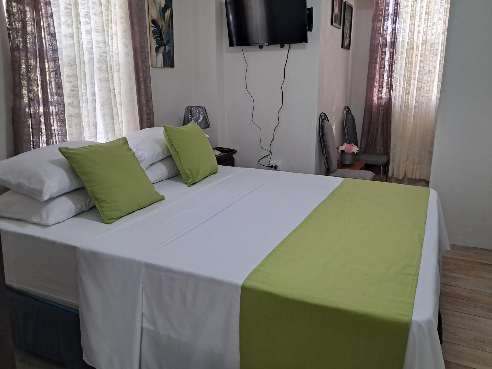 Michand Guest Apartments- Cozy One Or Two Bedroom- 5 Walk Minutes From Airport 10 Mins Drive To Oistins Or Beach كرايست تشيرش المظهر الخارجي الصورة