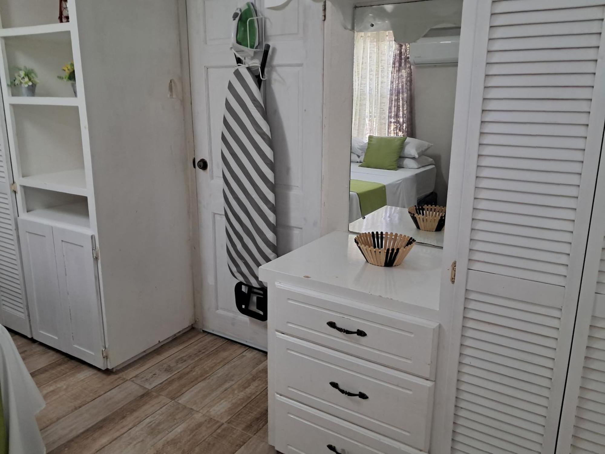 Michand Guest Apartments- Cozy One Or Two Bedroom- 5 Walk Minutes From Airport 10 Mins Drive To Oistins Or Beach كرايست تشيرش المظهر الخارجي الصورة