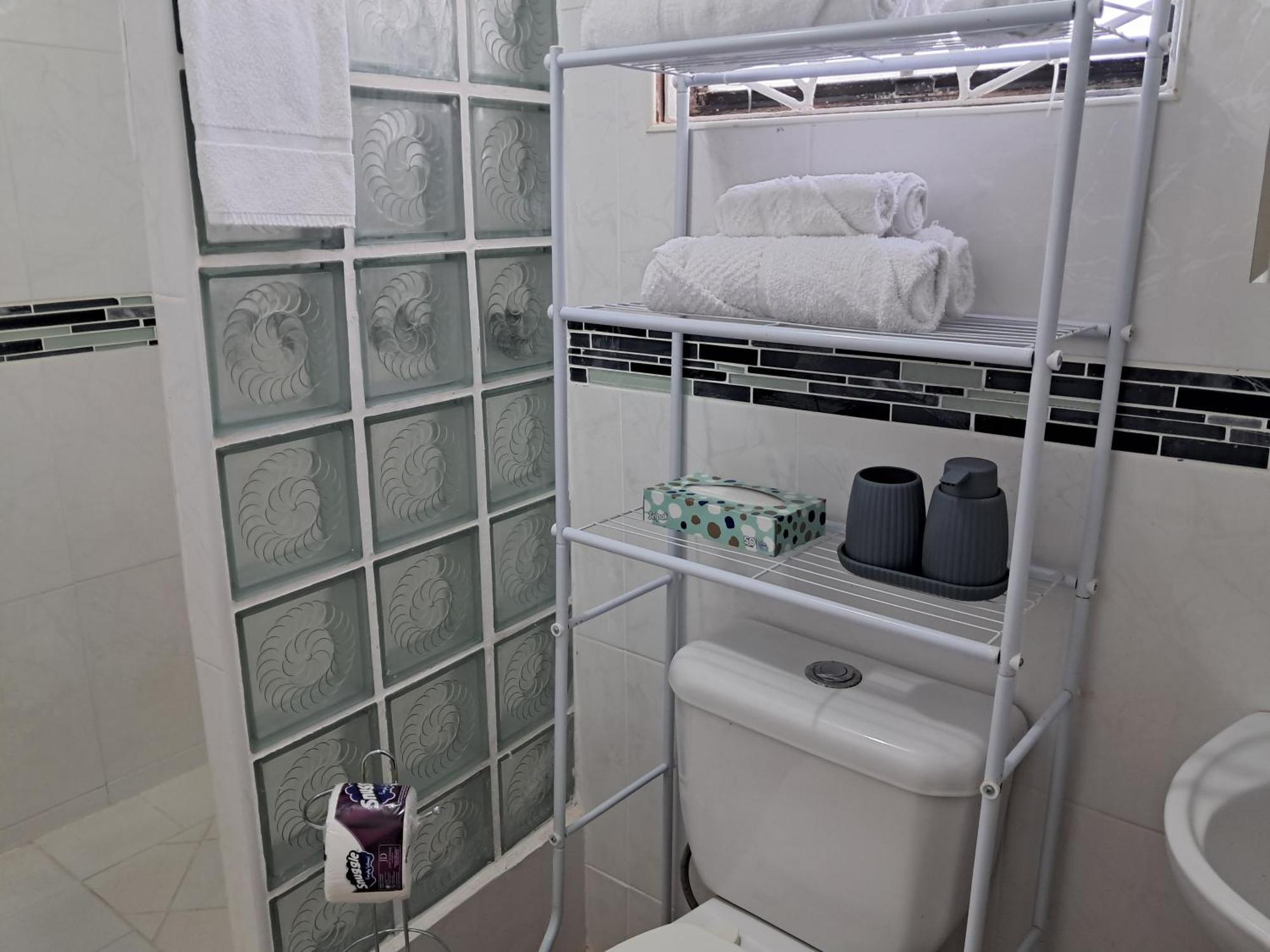 Michand Guest Apartments- Cozy One Or Two Bedroom- 5 Walk Minutes From Airport 10 Mins Drive To Oistins Or Beach كرايست تشيرش المظهر الخارجي الصورة