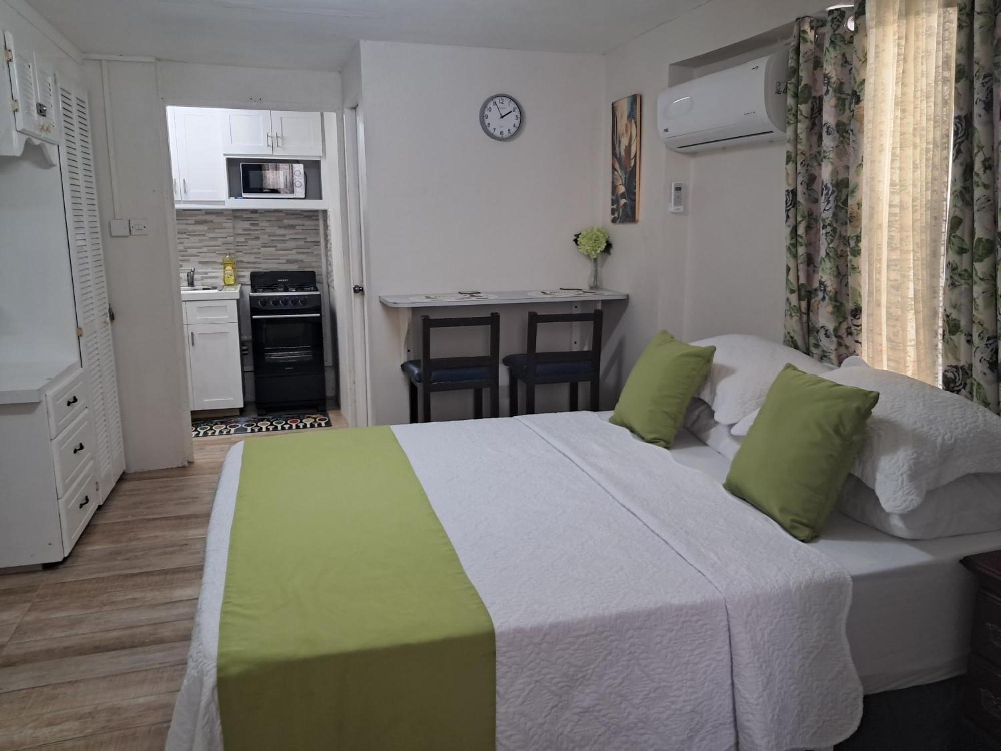 Michand Guest Apartments- Cozy One Or Two Bedroom- 5 Walk Minutes From Airport 10 Mins Drive To Oistins Or Beach كرايست تشيرش المظهر الخارجي الصورة