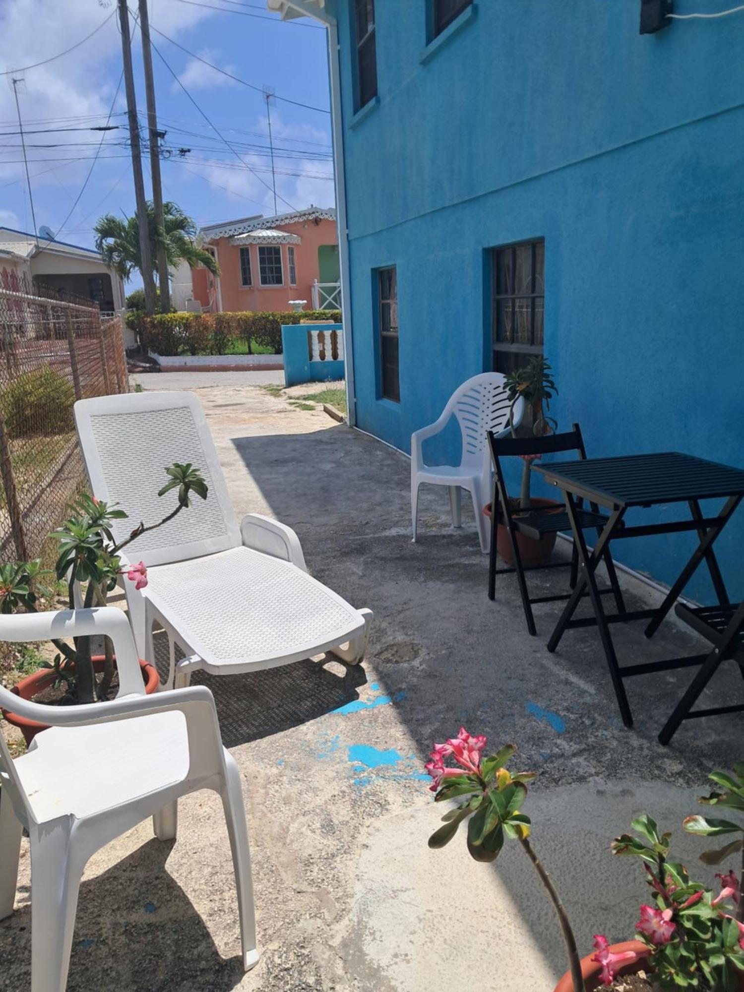 Michand Guest Apartments- Cozy One Or Two Bedroom- 5 Walk Minutes From Airport 10 Mins Drive To Oistins Or Beach كرايست تشيرش المظهر الخارجي الصورة